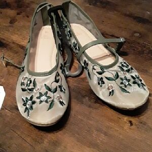 NWT Multiple  sizes Gorgeous Semi Sheer Green Floral Time & Tru Memory foam